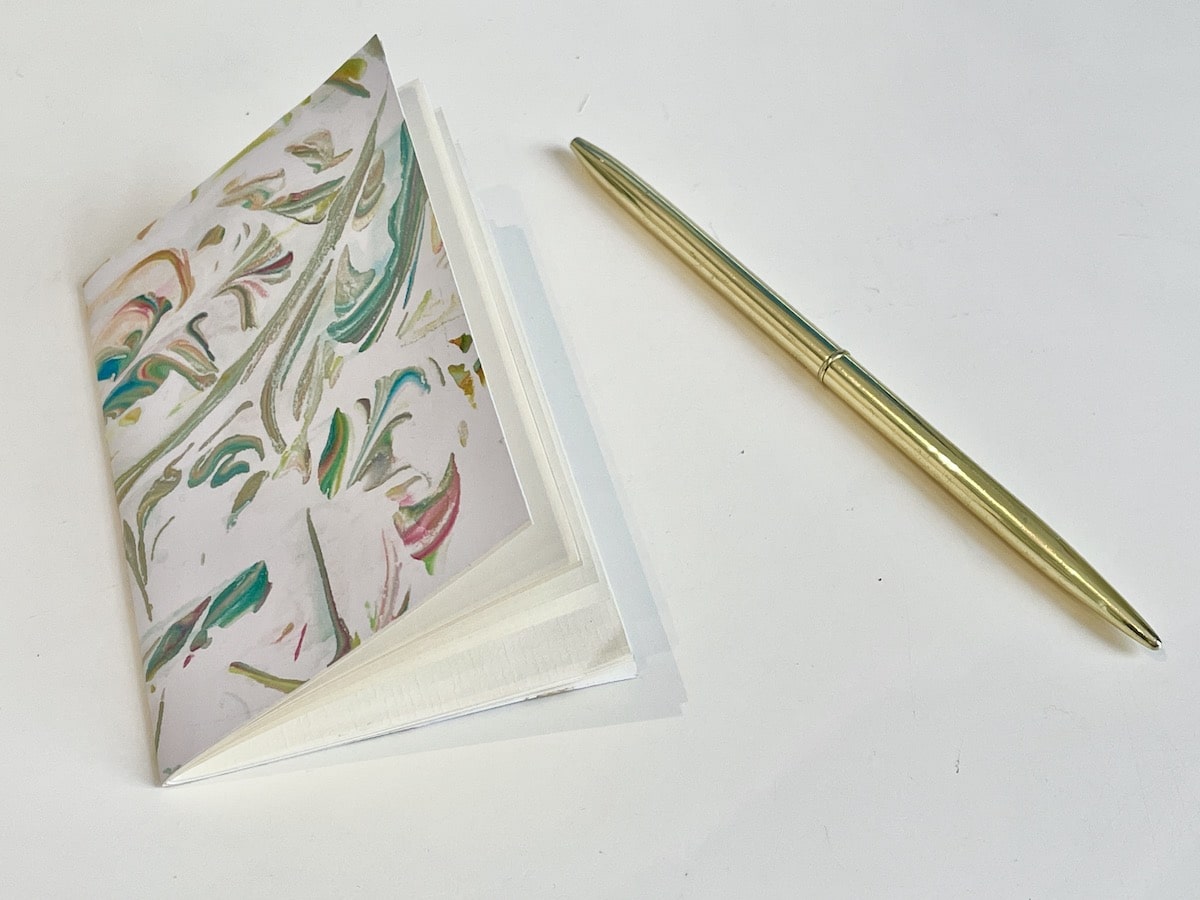 Boekje of schrift DIY van scheerschuim verf en papier
