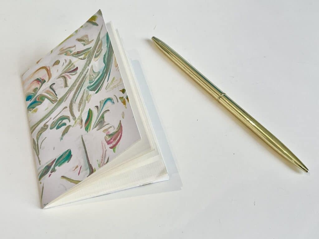 Boekje of schrift DIY van scheerschuim verf en papier 800x600