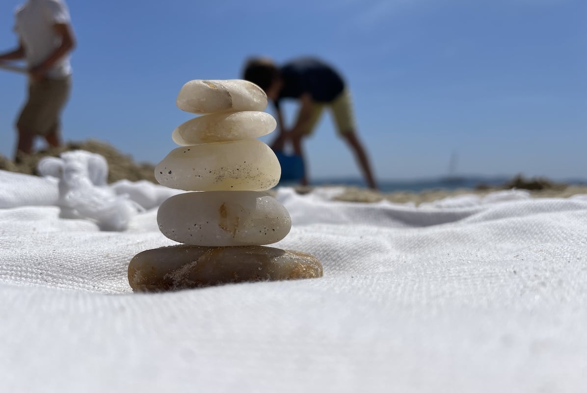 Stapel stenen_strand_vakantiekunst